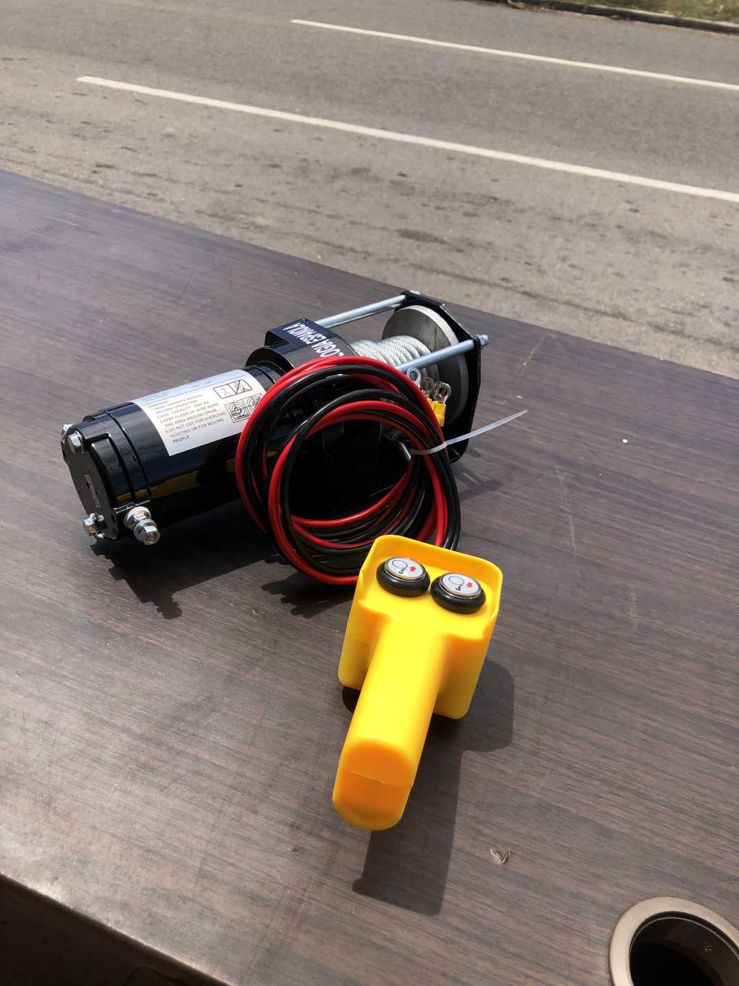 GUINCHE ELECTRICO 12V 2000LBS INDUSTRIAL BOLIVIA - Imagen 2