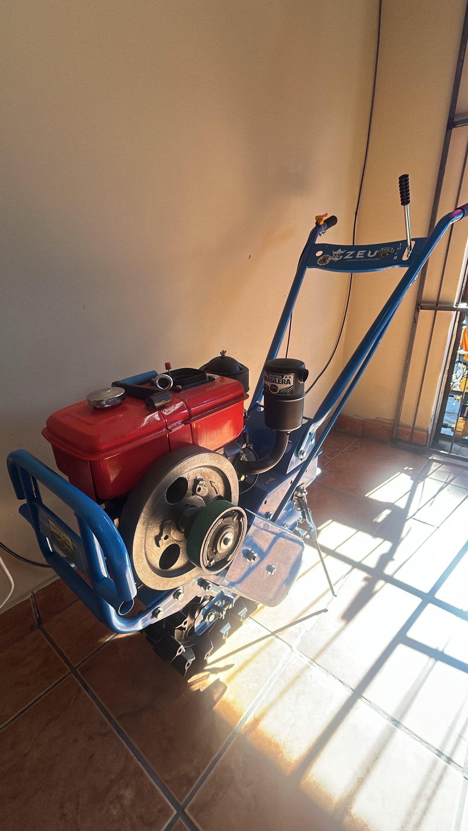 MOTOCULTOR ORUGA A DIESEL 9,5 HP CON 5 ACCESORIOS BOLIVIA - Imagen 2