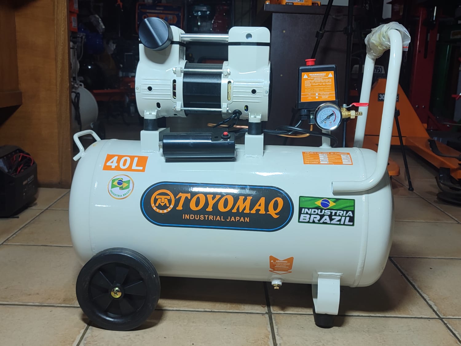 COMPRESORA DE AIRE 40 LT INDUSTRIAL Bolivia - Imagen 2